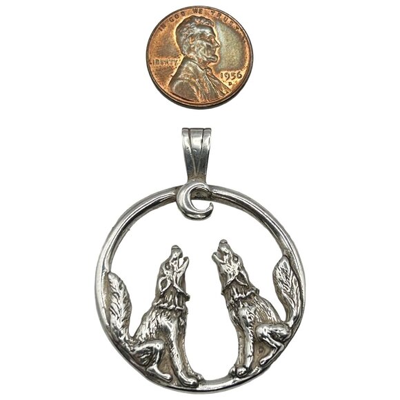 925 Sterling Silver 'Song of the Wild' Howling Wolves Round Pendant - Picture 2 of 5